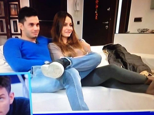 Anna ed Emanuele sul divano