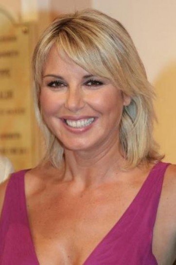 Monica Leofreddi sorridente in posa