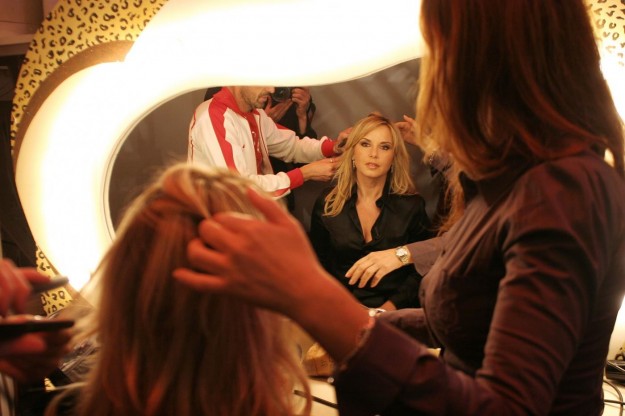 Sessione trucco per la star tv