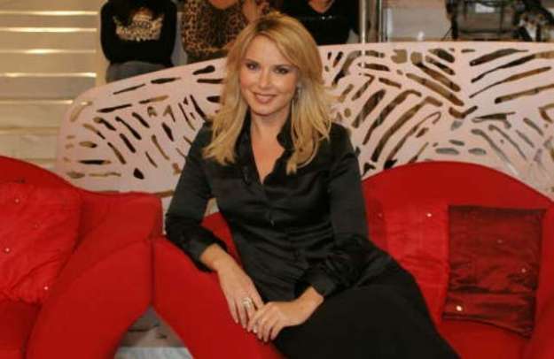 Primo piano della conduttrice tv