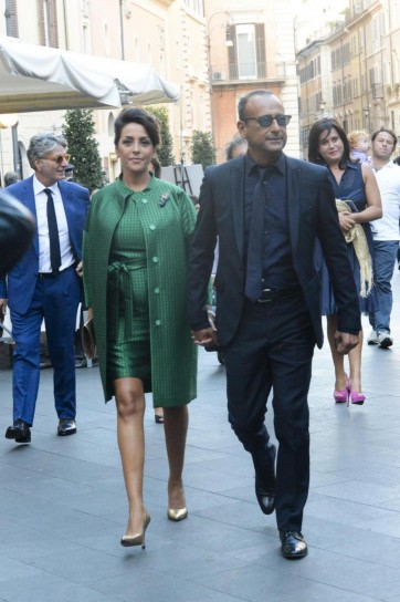 Il conduttore tv con la moglie durante una passeggiata