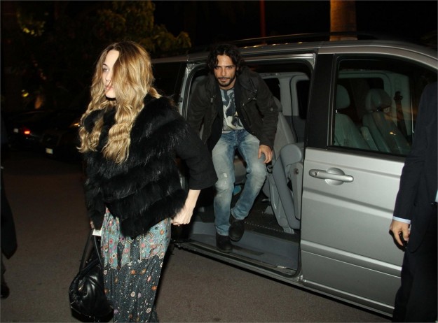Laura Chiatti e Marco Bocci escono dall'auto