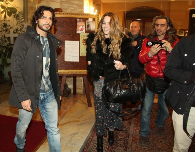 Laura Chiatti sorridente con il suo uomo a Sanremo
