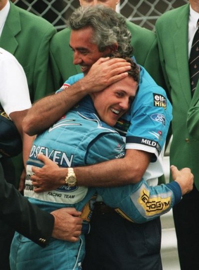 Flavio Briatore abbraccia il campione
