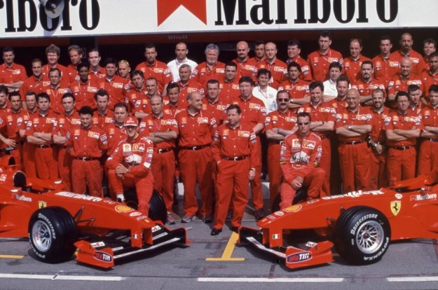 Michael Schumacher con tutta la squadra Ferrari