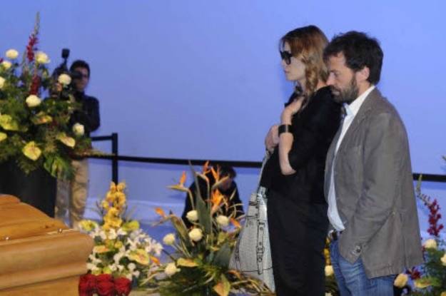 I due innamorati vip a un funerale 