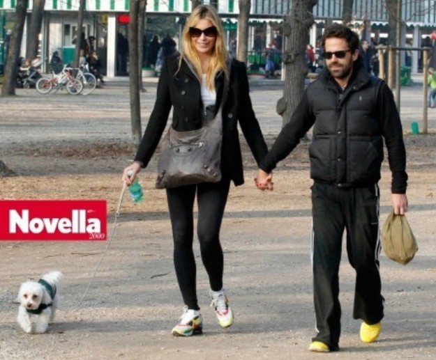 La conduttrice tv con il manager di Mediaset durante una passeggiata