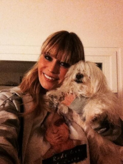 Elenoire Casalegno felice con il cane