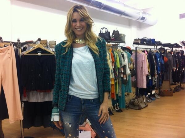 Sessione di shopping per la conduttrice tv 