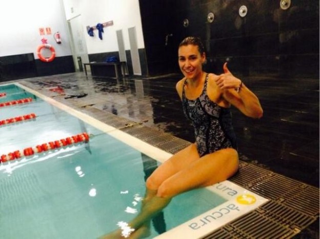 La tennista in piscina