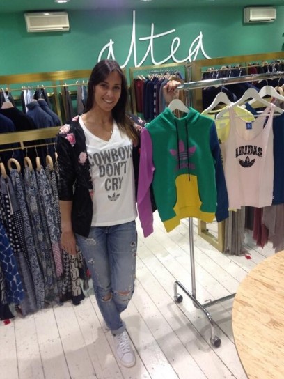 La tennista pugliese in un negozio di abbigliamento