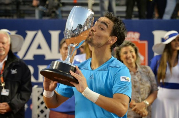 Fognini bacia la coppa