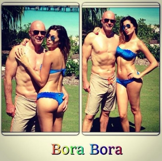 La modella in bikini con Roger Jenkins