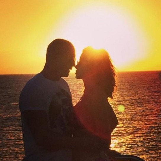 Bacio romantico per la coppia vip