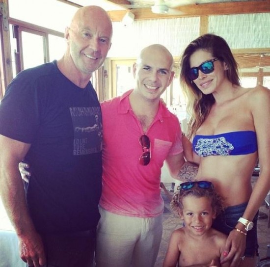 La coppia vip con il piccolo Aaron e un amico