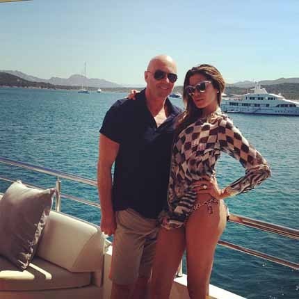 La modella con il compagno in barca