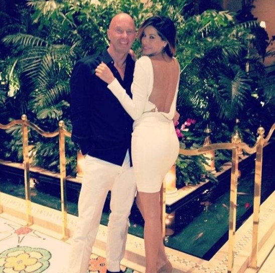 Outfit bianco per Aida con il compagno