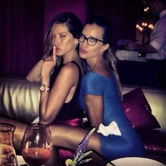 La modella venezuelana con un'amica