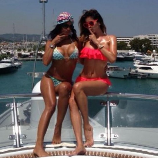 Aida in costume rosso con un'amica