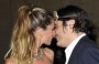 Gisele Bundchen bacia gli amici